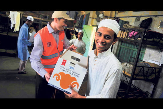 The Kimse Yok Mu charity delivered packages of meat to 15,000 families in Bangladesh during Eid al-Adha. (Photo: Today's Zaman)