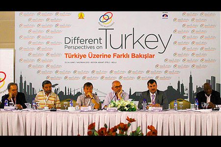 Joost Lagendijk of the Sabancı University's İstanbul Policy Center (C) moderates a session at the 27th Abant meeting, titled “Different Perspectives on Turkey.” (Photo: Today's Zaman)