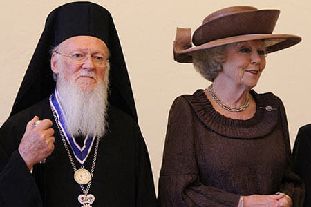 Greek Orthodox Ecumenical Patriarch Bartholomew poses to cameras with Dutch Queen Beatrix after receiving one of a Roosevelt Institute's Four Freedoms Award on May 12, 2012. (Photo: Cihan)