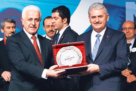 Feza Gazetecilik owner Ali Akbulut (L) presents an award to Minister Binali Yıldırım. Below, Cihan General Manager Abdülhamit Bilici is seen with Binali. (PHOTO TODAY’S ZAMAN, HÜSEYİN SARI)