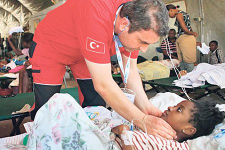 Kimse Yok Mu, a Turkish charity organization, extended a helping hand to Haiti’s quake victims by launching an aid campaign titled “Haiti Waits for Emergency Help” to collect donations