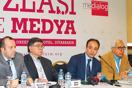 Writers and academics gathered in a Diyarbakır hotel on Saturday for a workhop to discuss media’s role in social cohesion. (Photo: Zaman daily)