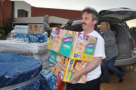 A volunteer working for the Raindrop Foundation carries diapers for the victims of the Oklahoma tornado. (Photo: Orhan Akkurt)