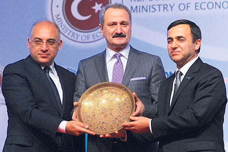 TUSKON President Meral (R), Economy Minister Cağlayan (C) and TİM President Büyükekşi (L) pose for a picture at Wednesday’s summit. PHOTO TODAY’S ZAMAN, İSA ŞİMŞEK