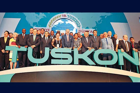Economy Minister Zafer Çağlayan ( C ) pose for a group picture with participants coming from over 130 countries to attend the 18th Turkey-World Trade Bridge summit in İstanbul. (Photo: Cihan)