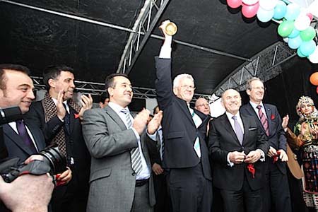 The new school building for BIL-Privatschule (BIL Private Schools inquired in the proposal), was officially opened with a spectacular ceremony earlier in January, 2013. Guests including Baden Wurttemberg’s State Premier, Winfried Kretschmann; then-mayor of Stuttgart, Dr. Wolfgang Schuster; Istanbul Metropolitan Municipality Mayor, Kadir Topbas; and Consul-General of Turkey in Stuttgart, M.Turker Ari cut the ribbon.