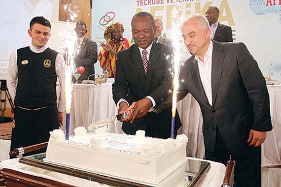 African Union Commission Deputy Chairman Erastus Mwencha and Mustafa Yeşil, head of the Journalists and Writers Foundation (GYV), cut a cake at the close of the three-day Abant Platform meeting. (Photo: Today's Zaman, Turgut Engin)