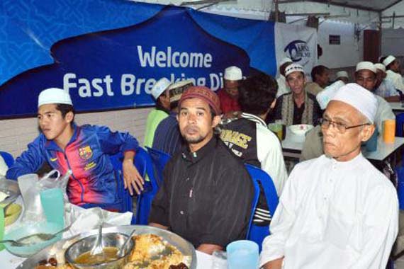 An iftar dinner by KYM for Thai Muslims