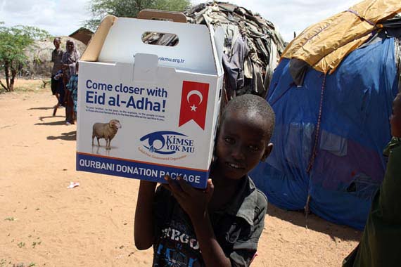 A child in Kenya carries a donation package distributed by the NGO Kimse Yok Mu?. [Kimse Yok Mu?]