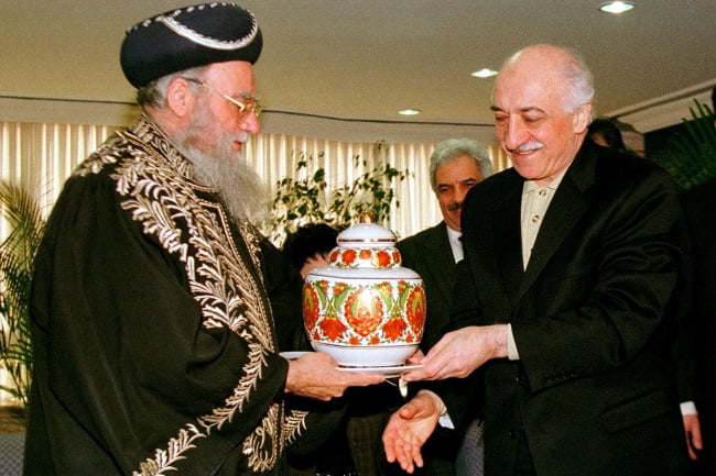 Chief Rabbi of Israel Eliyahu Bakshi Doron, left, gives a vase as gift to Islamic scholar and spiritual leader Fethullah Gulen, right, during his visit to Istanbul on Feb. 25, 1998. (AP Photo/Murad Sezer)