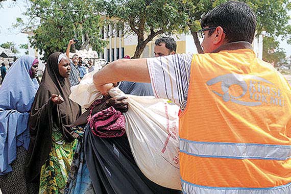 Kimse Yok Mu distributed 25-kilogram aid packages to a total of 1,650 Somali families in Mogadishu. (Photo: Cihan)