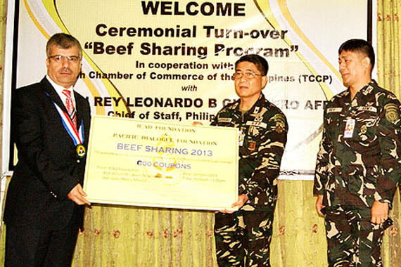 Foundation International Turkish Schools Director General Malik Gencer (L) accepts an award from Philippine army chief Gen. Leonardo B. Guerrero (R) on Gülen's behalf at a ceremony in Manila on Friday. (Photo: Cihan, Merve Kırıkkanat)