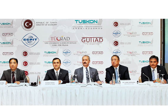 
Economy Minister Zafer Çağlayan (C), TUSKON President Rızanur Meral (L) and Chinese Ambassador to Turkey Gong Xiaosheng are seen at the Investment Forum in İstanbul. (Photo: Cihan)