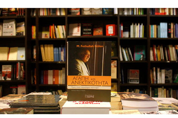 The book “Love in Human Essence” by Turkish Islamic scholar Fethullah Gülen has been translated into Greek with the title “Agapi ke Anektikotita,” Greek for “love and tolerance.” (Photo: Cihan, Yüksel Peçenek)