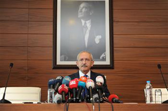 CHP leader Kemal Kılıçdaroğlu speaks at Ankara's Esenboğa Airport before his departure to Washington, Nov. 30. Cihan photo