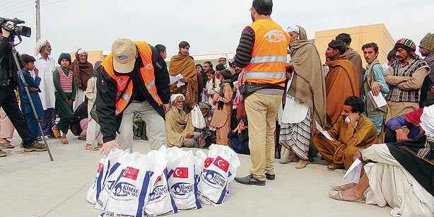 Kimse Yok Mu officials distribute meat to about 100 families in Iqbaliyye and the city of Lahore. (Photo: Cihan)