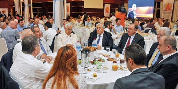 Many politicians, artists, intellectuals, businessmen and celebrities attended the fast-breaking dinner organized by the Journalists and Writers Foundation.(Photo: Cihan)