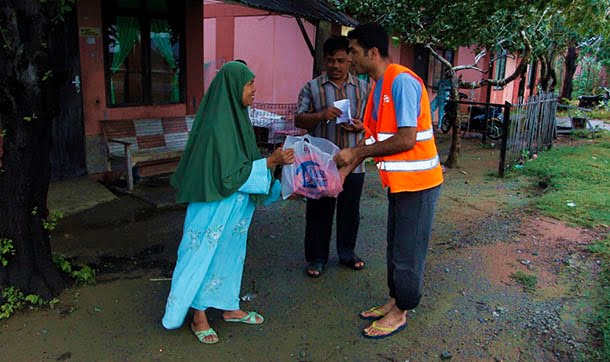 Kimse Yok Mu distributes meat with foreign volunteers in Indonesia