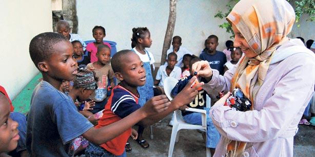 Volunteers from Kimse Yok Mu presented gifts to around 100 Haitian orphans.