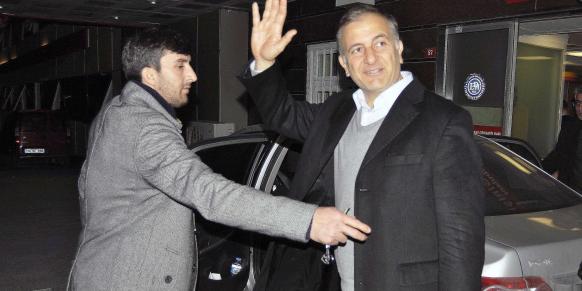 Ekrem Dumanlı, the editor-in-chief of Turkey's most circulated paper, the Zaman daily, waves reporters as he leaves the Eyüp State Hospital. (Photo: DHA)