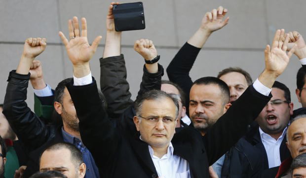 Zaman editor-in-chief Ekrem Dumanlı greets his supporters after being released by the court outside the Justice Palace in Istanbul, on December 19, 2014. (Reuters/Murad Sezer)