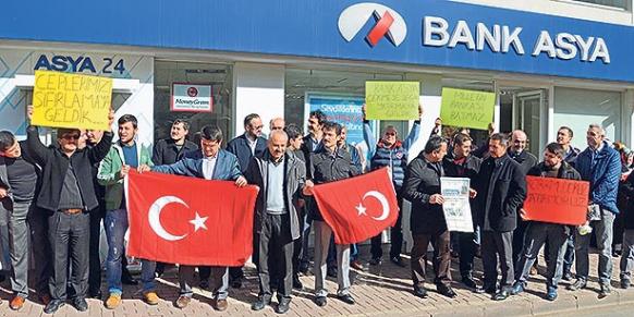 Deposit holders in front of a local branch of Bank Asya in Ordu protested the recent decision of BDDK on Thursday. (Photo: DHA)