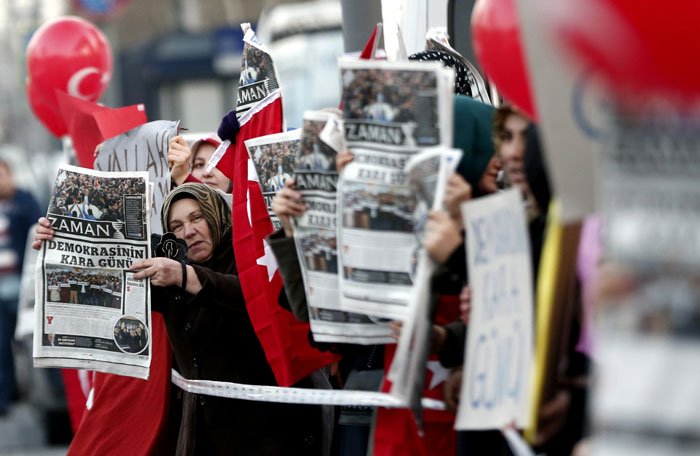 Hizmet supporters in Istanbul protesting the government’s harassment of journalists.
Sedat Suna/European Pressphoto Agency