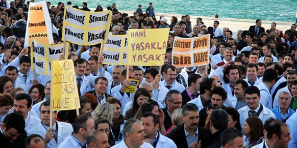 Teachers from 30 various prep schools in İzmir province were pictured protesting the government’s decision in this Dec.2013 file photo.(Photo: Sunday's Zaman)