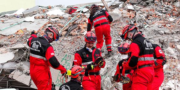 Kimse Yok Mu teams join search and rescue operations in Nepal after a magnitude 7.9 earthquake struck the country and caused the deaths of thousands of people. (Photo: Cihan)