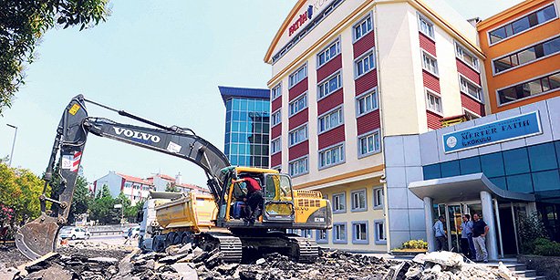 An excavator demolished the basketball court at the Fatih College campus located in Merter, İstanbul. (Photo: Today's Zaman)