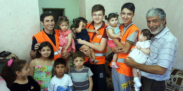 Kimse Yok Mu aiding orphans in Palestine.(Photo:Cihan)