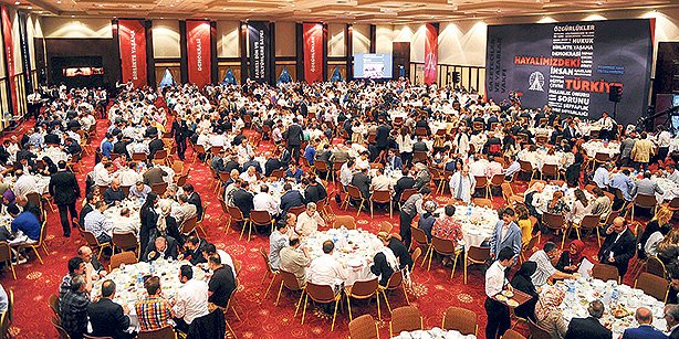 The Journalists and Writers Foundation held its traditional iftar at a hotel in İstanbul on Tuesday night with the participation of about 1,000 people. (Photo: Today's Zaman, Üsame Arı)