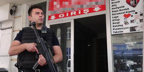 An armed police officer stands in guard outside of a prep school in Aksaray. (Photo: Haberdar)