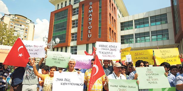 Parents of students in Samanyolu schools in Ankara protested raids of schools inspired by the Gülen movement, carried out by police and inspectors.(Photo: Today's Zaman, Ali Ünal)