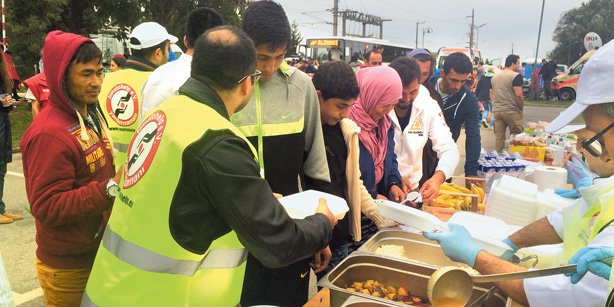 Time to Help, a Kimse Yok Mu project, passes out food to refugees in Nickelsdorf, on the Austrian-Hungarian border. (Photo: Today's Zaman)