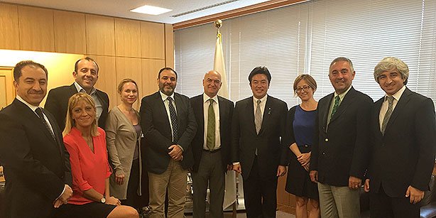 Turkish journalists meet with Japanese Foreign Minister Yasuhide Nakayama (4th R). (Photo: Cihan)