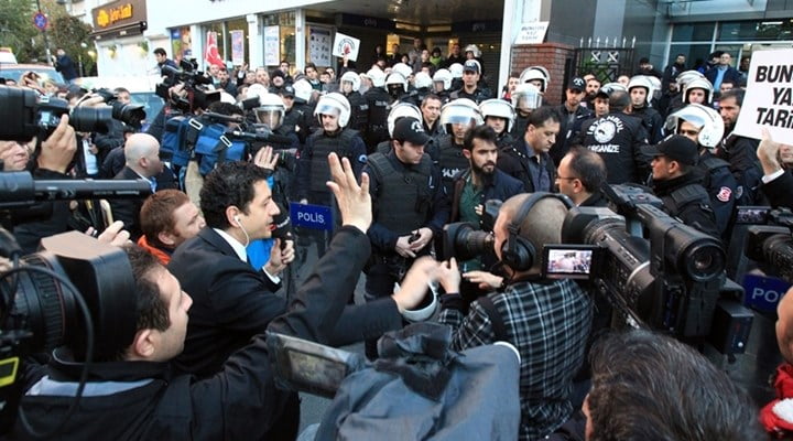On Wednesday, police raided the offices of the critical İpek Media Group, cutting Kanaltürk's broadcast and attempting to silence news channel Bugün TV. Legal experts note that the right to information is protected by the Constitution, and that violating it can carry a five years prison.