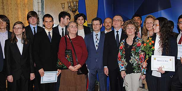 Medal-winning students were given monetary rewards, while teachers were awarded with a certificate of achievement. (Photo: Cihan)