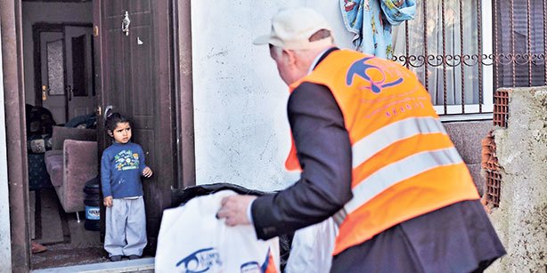 A member of a delegation from Virginia is seen delivering food and blankets to a Syrian family Ümraniye. (Photo: Cihan)