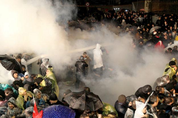 Riot police use tear gas to disperse protesting employees and supporters of Zaman newspaper in front of its headquarters in Istanbul, Turkey, early March 5, 2016. REUTERS photo